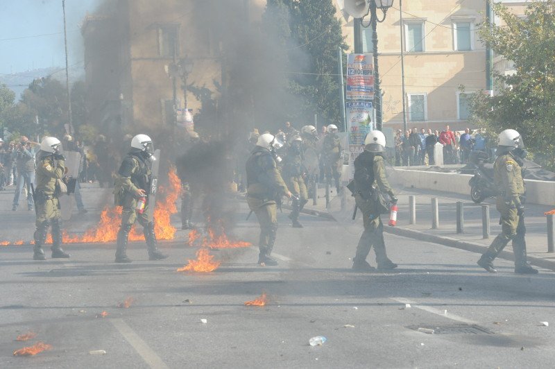 Μολότοφ και πετροπόλεμος στο Σύνταγμα -Επεισόδια στη διαδήλωση | iefimerida.gr 11