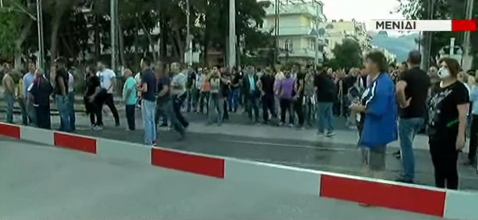 Η κατάσταση στο Μενίδι έχει ξεφύγει: Μολότοφ, δακρυγόνα & ένοπλες περιπολίες! | iefimerida.gr 10