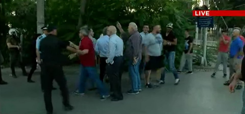 Η κατάσταση στο Μενίδι έχει ξεφύγει: Μολότοφ, δακρυγόνα & ένοπλες περιπολίες! | iefimerida.gr 11