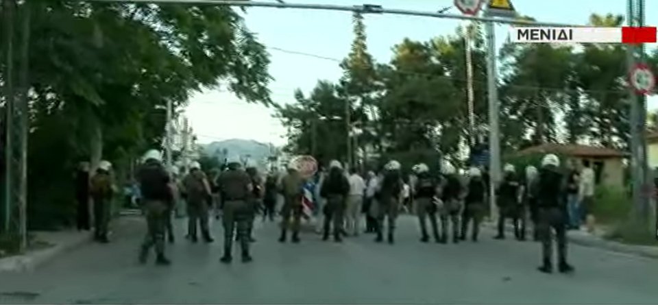 Η κατάσταση στο Μενίδι έχει ξεφύγει: Μολότοφ, δακρυγόνα & ένοπλες περιπολίες! | iefimerida.gr 9