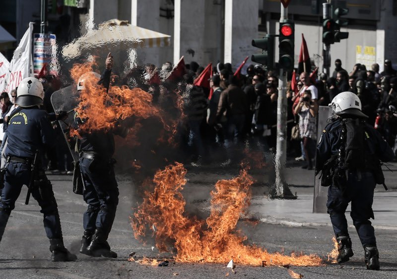 Μολότοφ και πετροπόλεμος στο Σύνταγμα -Επεισόδια στη διαδήλωση | iefimerida.gr 5