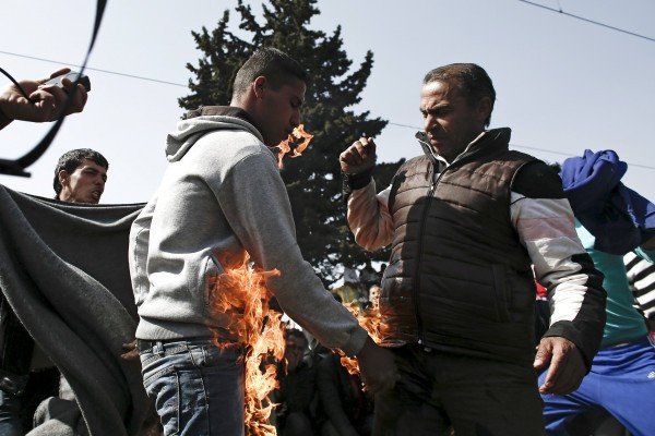 Δύο πρόσφυγες αυτοπυρπολήθηκαν στην Ειδομένη -Μεταφέρθηκαν σε νοσοκομείο | iefimerida.gr 0