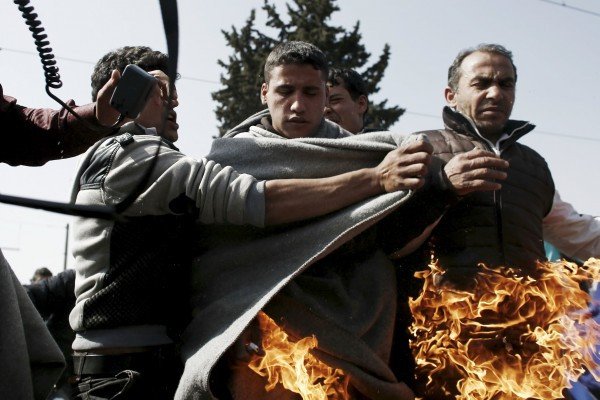 Δύο πρόσφυγες αυτοπυρπολήθηκαν στην Ειδομένη -Μεταφέρθηκαν σε νοσοκομείο | iefimerida.gr 1