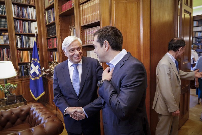 Τσίπρας στον Προκόπη Παυλόπουλο: «Δεν θα τη γλιτώσω τη γραβάτα, θα τη φορέσω» | iefimerida.gr 0