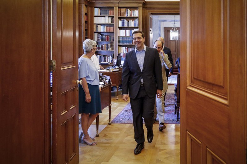 Τσίπρας στον Προκόπη Παυλόπουλο: «Δεν θα τη γλιτώσω τη γραβάτα, θα τη φορέσω» | iefimerida.gr 2