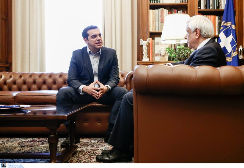 Τσίπρας στον Προκόπη Παυλόπουλο: «Δεν θα τη γλιτώσω τη γραβάτα, θα τη φορέσω» | iefimerida.gr 1