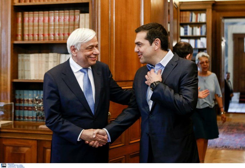 Τσίπρας στον Προκόπη Παυλόπουλο: «Δεν θα τη γλιτώσω τη γραβάτα, θα τη φορέσω» | iefimerida.gr 4
