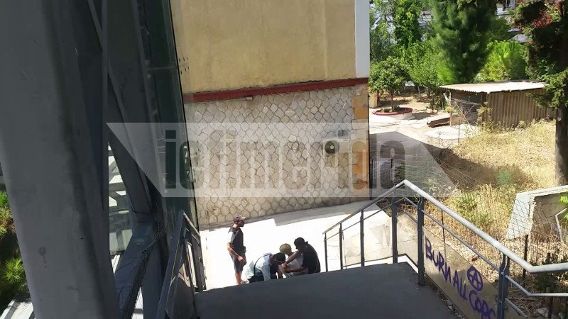 Εικόνες-σοκ στον σταθμό του τρένου στο Μενίδι -Τοξικομανείς μοιράζουν τα ναρκωτικά και κάνουν χρήση μπροστά σε περαστικούς | iefimerida.gr 3