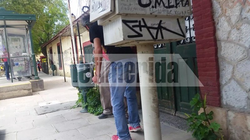 Εικόνες-σοκ στον σταθμό του τρένου στο Μενίδι -Τοξικομανείς μοιράζουν τα ναρκωτικά και κάνουν χρήση μπροστά σε περαστικούς | iefimerida.gr 5