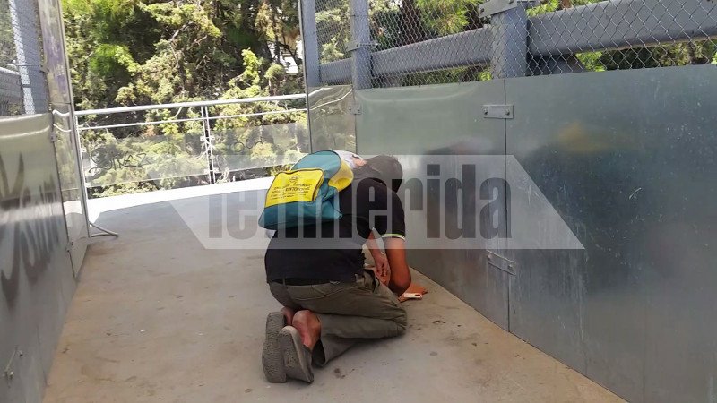 Εικόνες-σοκ στον σταθμό του τρένου στο Μενίδι -Τοξικομανείς μοιράζουν τα ναρκωτικά και κάνουν χρήση μπροστά σε περαστικούς | iefimerida.gr 2