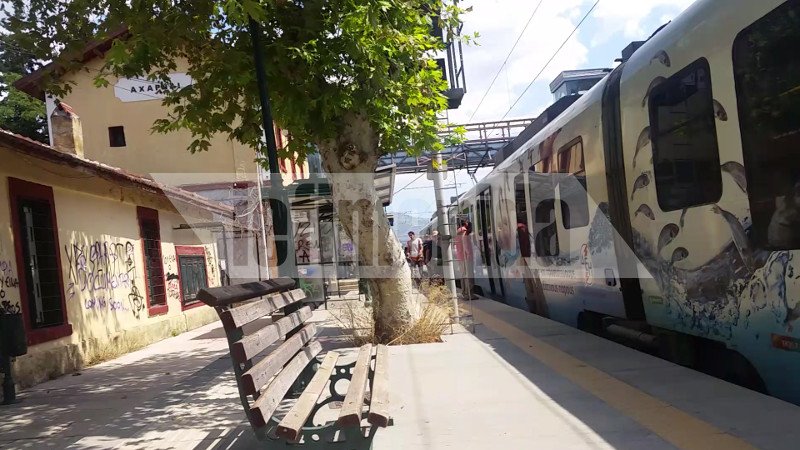 Εικόνες-σοκ στον σταθμό του τρένου στο Μενίδι -Τοξικομανείς μοιράζουν τα ναρκωτικά και κάνουν χρήση μπροστά σε περαστικούς | iefimerida.gr 7