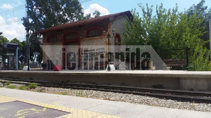 Εικόνες-σοκ στον σταθμό του τρένου στο Μενίδι -Τοξικομανείς μοιράζουν τα ναρκωτικά και κάνουν χρήση μπροστά σε περαστικούς | iefimerida.gr 8