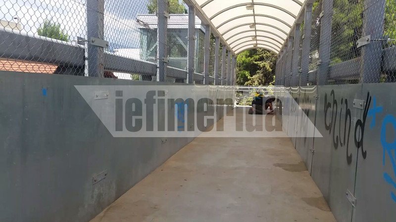 Εικόνες-σοκ στον σταθμό του τρένου στο Μενίδι -Τοξικομανείς μοιράζουν τα ναρκωτικά και κάνουν χρήση μπροστά σε περαστικούς | iefimerida.gr 9