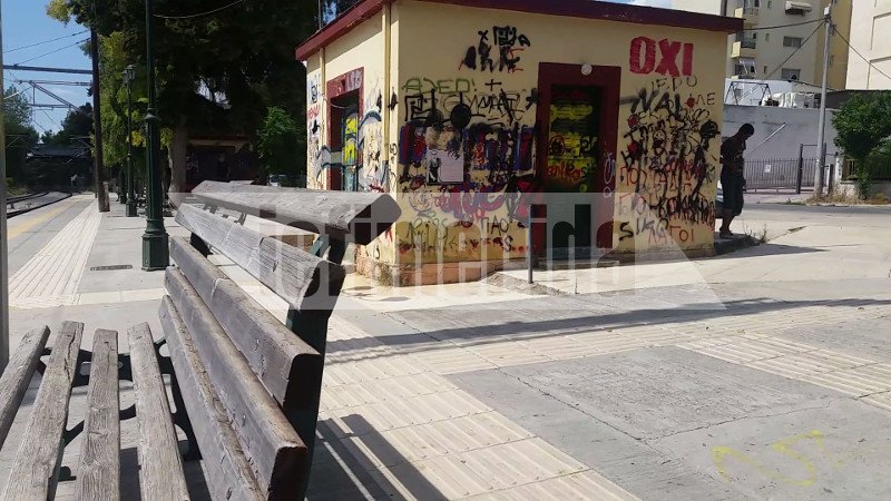 Εικόνες-σοκ στον σταθμό του τρένου στο Μενίδι -Τοξικομανείς μοιράζουν τα ναρκωτικά και κάνουν χρήση μπροστά σε περαστικούς | iefimerida.gr 10