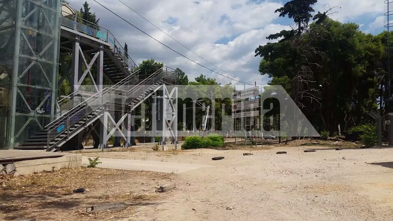 Εικόνες-σοκ στον σταθμό του τρένου στο Μενίδι -Τοξικομανείς μοιράζουν τα ναρκωτικά και κάνουν χρήση μπροστά σε περαστικούς | iefimerida.gr 11