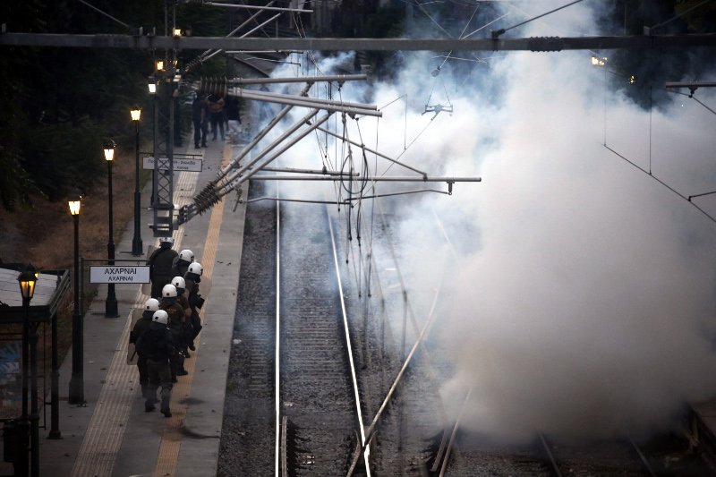 Η κατάσταση στο Μενίδι έχει ξεφύγει: Μολότοφ, δακρυγόνα & ένοπλες περιπολίες! | iefimerida.gr 1