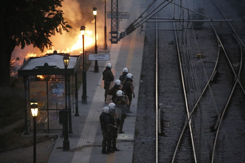 Η κατάσταση στο Μενίδι έχει ξεφύγει: Μολότοφ, δακρυγόνα & ένοπλες περιπολίες! | iefimerida.gr 2