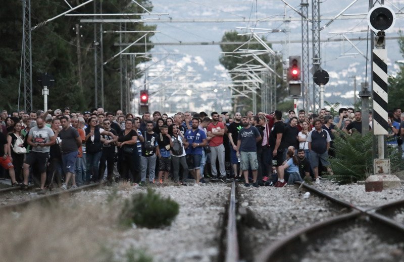Η κατάσταση στο Μενίδι έχει ξεφύγει: Μολότοφ, δακρυγόνα & ένοπλες περιπολίες! | iefimerida.gr 3