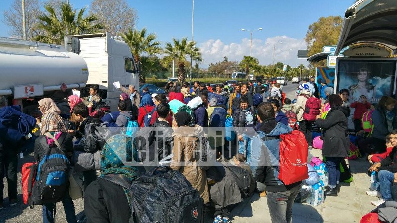 Οι πρόσφυγες εγκαταλείπουν το Ελληνικό -Εκλεισαν την παραλιακή και πάνε Ειδομένη | iefimerida.gr 10