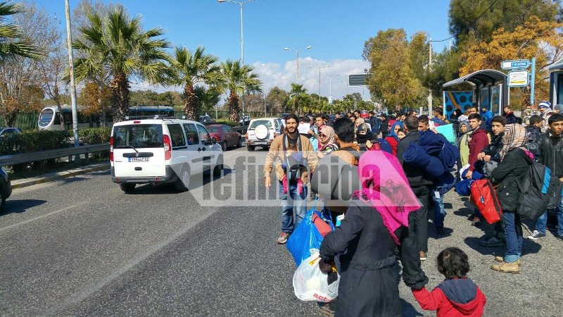 Οι πρόσφυγες εγκαταλείπουν το Ελληνικό -Εκλεισαν την παραλιακή και πάνε Ειδομένη | iefimerida.gr 11