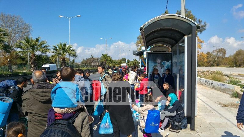 Οι πρόσφυγες εγκαταλείπουν το Ελληνικό -Εκλεισαν την παραλιακή και πάνε Ειδομένη | iefimerida.gr 13