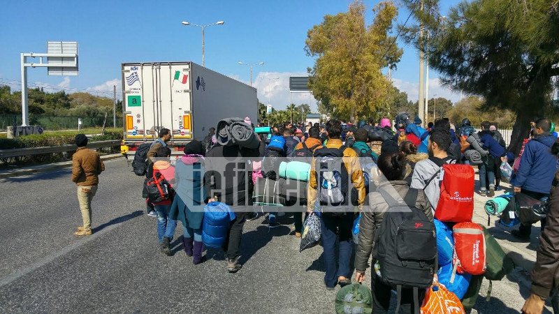 Οι πρόσφυγες εγκαταλείπουν το Ελληνικό -Εκλεισαν την παραλιακή και πάνε Ειδομένη | iefimerida.gr 1