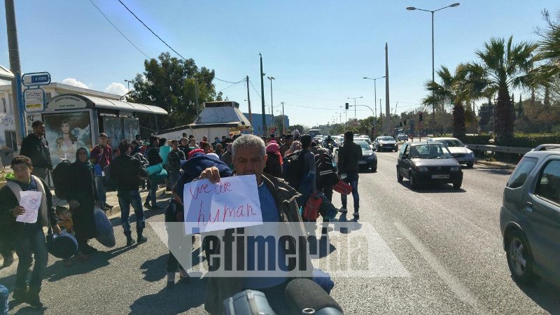 Οι πρόσφυγες εγκαταλείπουν το Ελληνικό -Εκλεισαν την παραλιακή και πάνε Ειδομένη | iefimerida.gr 5