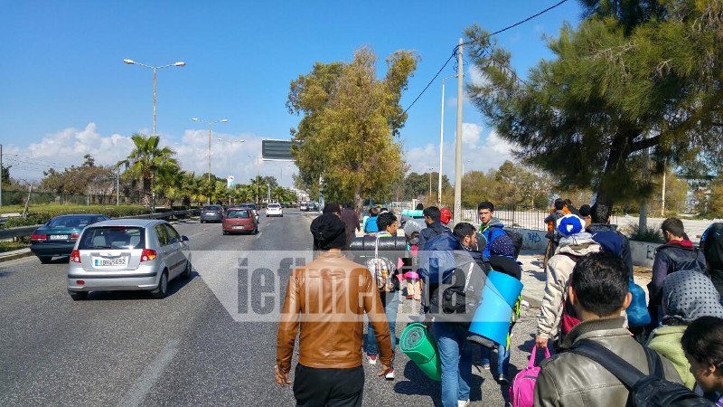 Οι πρόσφυγες εγκαταλείπουν το Ελληνικό -Εκλεισαν την παραλιακή και πάνε Ειδομένη | iefimerida.gr 6