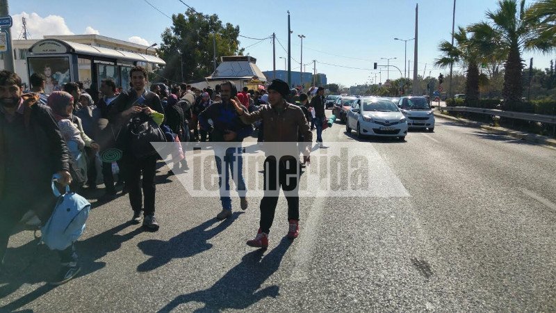 Οι πρόσφυγες εγκαταλείπουν το Ελληνικό -Εκλεισαν την παραλιακή και πάνε Ειδομένη | iefimerida.gr 7
