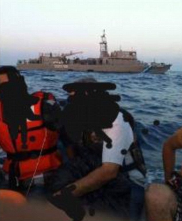 Μετανάστες καταγγέλλουν στην Daily Mail πειρατικές επιθέσεις στο Αιγαίο: Μας κλέβουν και μας χτυπούν | iefimerida.gr 0