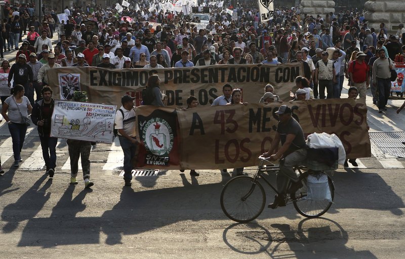 Μεξικό: Στους δρόμους χιλιάδες διαδηλωτές -Ζητούν δικαιοσύνη για 3 δολοφονημένους φοιτητές | iefimerida.gr 3