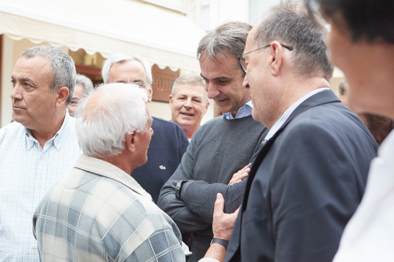 Στην διάρκεια της περιοδείας του ο Κυριάκος Μητσοτάκης πολλές φορές κοντοστάθηκε και συνομίλησε με τους πολίτες- φωτογραφία intimenews