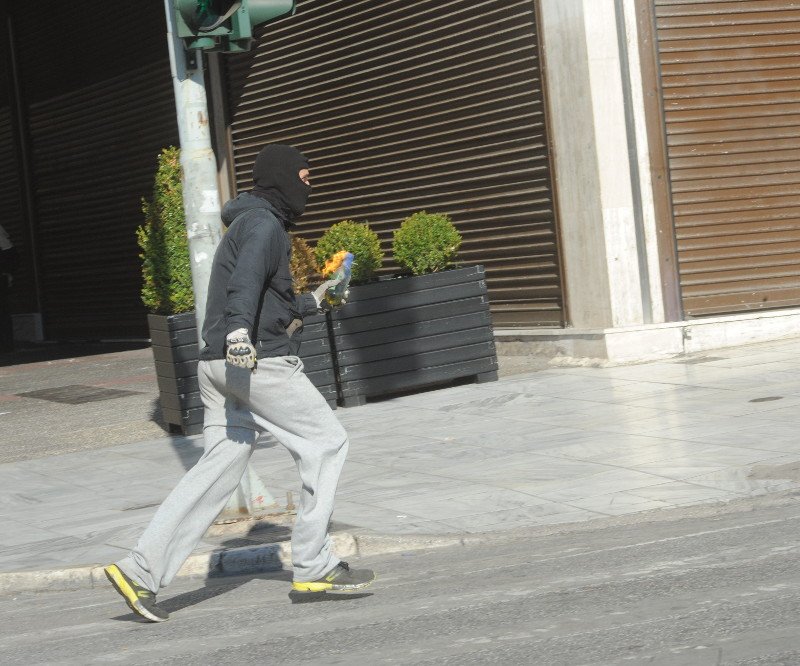 Μολότοφ και πετροπόλεμος στο Σύνταγμα -Επεισόδια στη διαδήλωση | iefimerida.gr 3