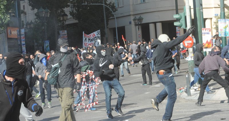 Μολότοφ και πετροπόλεμος στο Σύνταγμα -Επεισόδια στη διαδήλωση | iefimerida.gr 4