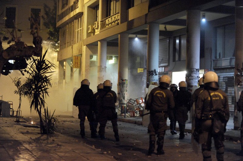 Χάος: Κουκουλοφόροι τα έσπασαν σε Αθήνα, Θεσσαλονίκη, Πάτρα, Βόλο | iefimerida.gr 17