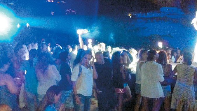 Τα βίντεο και οι εικόνες από το πάρτι με τον αστακοπόλεμο και τη συναυλία Ρουβά στη Μύκονο | iefimerida.gr 4