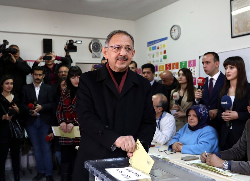 Ο Μεχμέτ Οζασεκί ψηφίζει -Φωτογραφία: AP