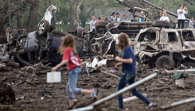 Οκλαχόμα: Δέκα συγκλονιστικές εικόνες από τo φονικό πέρασμα του ανεμοστρόβιλου - 91 νεκροί, ανάμεσά τους 30 παιδιά | iefimerida.gr 4