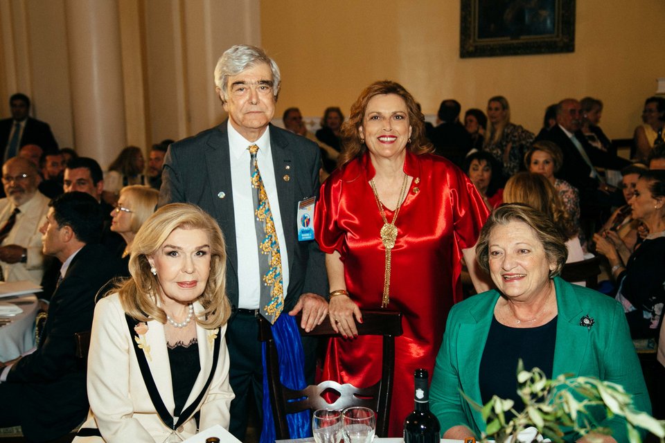 Οι κυρίες Μαριάννα Β. Βαρδινογιάννη και Σίσσυ Παυλοπούλου με τον Διοικητή της 2470 περ. Διεθνούς Ρόταρυ καθ. Χρήστο Κίτσο και την Προέδρο ομίλου Ντίντα Μανώλη