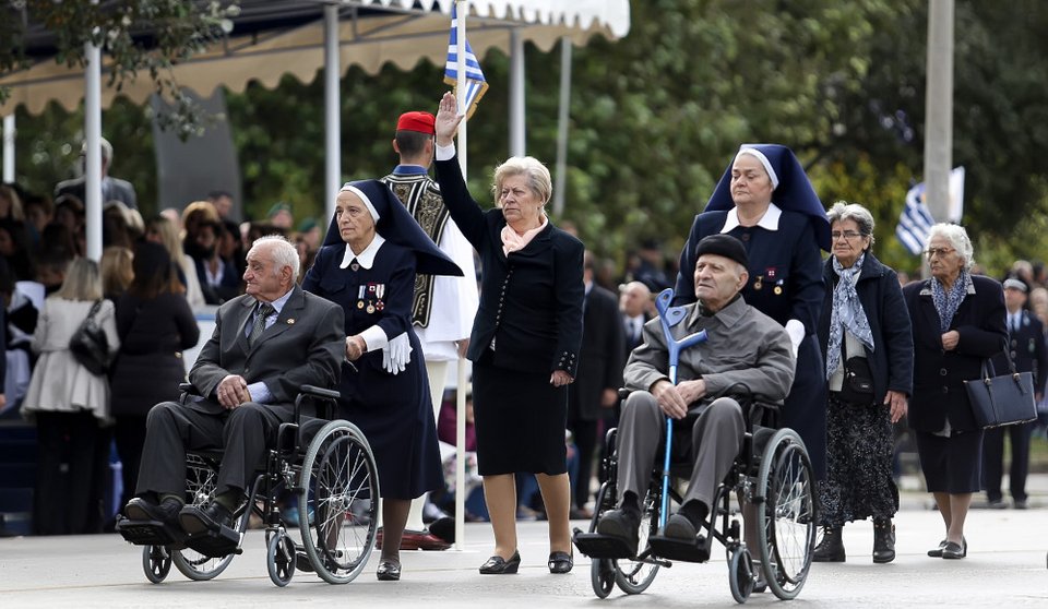 Εντυπωσιακές εικόνες από τη στρατιωτική παρέλαση για την 28η Οκτωβρίου | iefimerida.gr 3