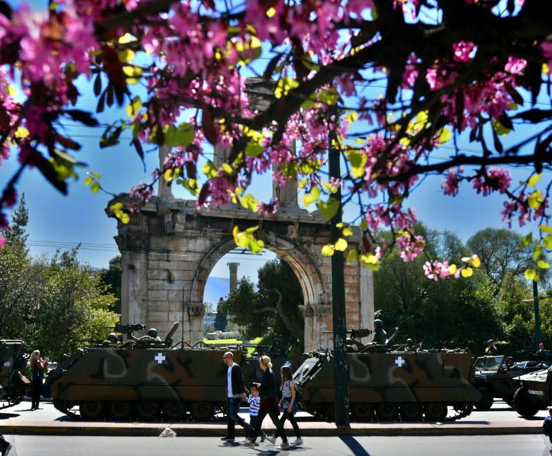 H στρατιωτική παρέλαση στην Αθήνα -Εντυπωσιακές εικόνες | iefimerida.gr 1
