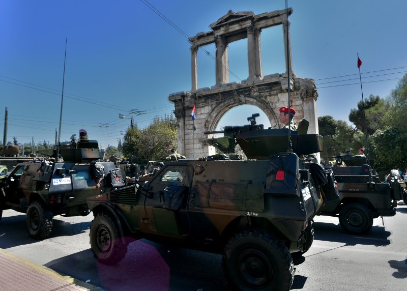 H στρατιωτική παρέλαση στην Αθήνα -Εντυπωσιακές εικόνες | iefimerida.gr 2