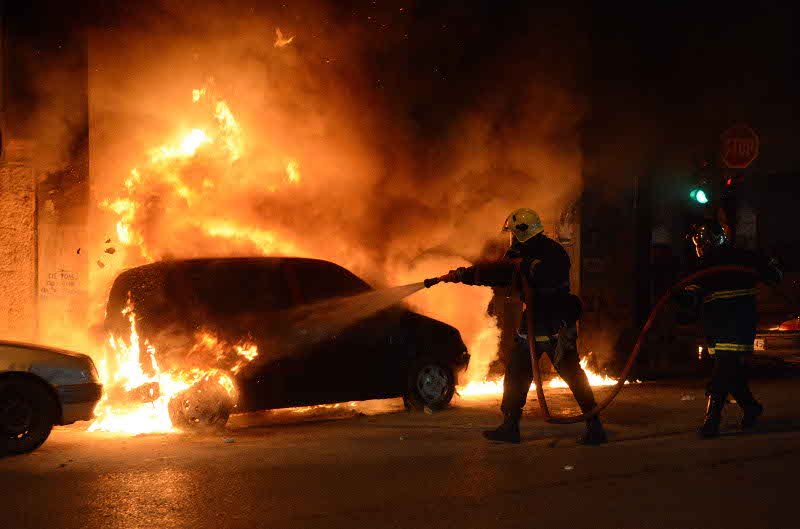 Σοβαρά επεισόδια στην Πάτρα: Εκαψαν κάδους και αυτοκίνητο -12 οι συλλήψεις | iefimerida.gr 1