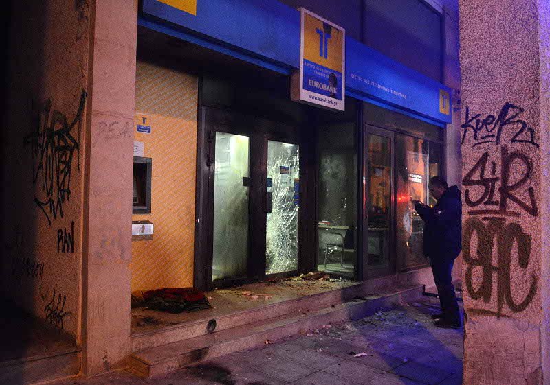 Σοβαρά επεισόδια στην Πάτρα: Εκαψαν κάδους και αυτοκίνητο -12 οι συλλήψεις | iefimerida.gr 2