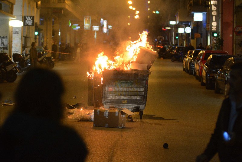 Σοβαρά επεισόδια στην Πάτρα: Εκαψαν κάδους και αυτοκίνητο -12 οι συλλήψεις | iefimerida.gr 4