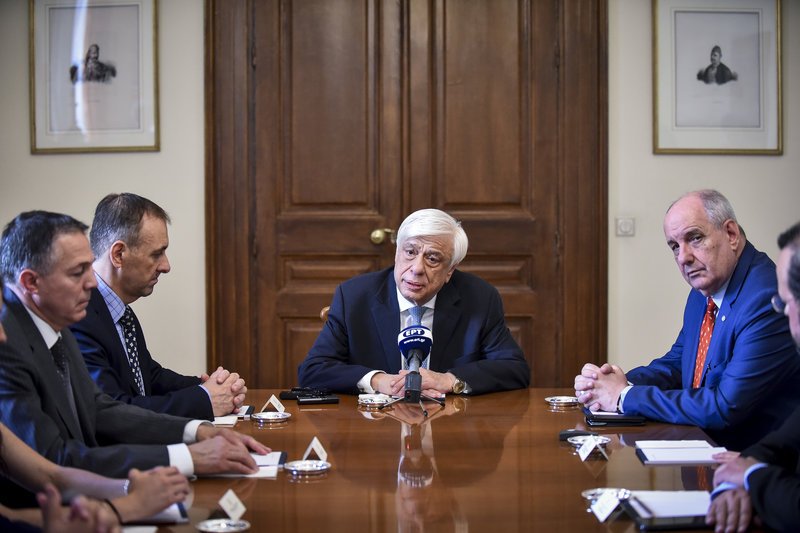 O Προκόπης Παυλόπουλος με τον Τέρενς Κουίκ με το ΔΣ της παγκόσμιας κοινοβουλευτικής ένωσης ελληνισμού/ Φωτογραφία Eurokinissi