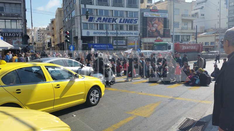 Οι πρόσφυγες εγκαταλείπουν το Ελληνικό -Εκλεισαν την παραλιακή και πάνε Ειδομένη | iefimerida.gr 15