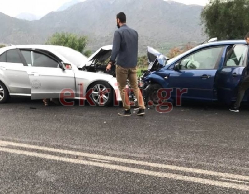 Από την σφοδρή σύγκρουση τραυματίστηκαν συνολικά πέντε άτομα ανάμεσα τους και ένα παιδί