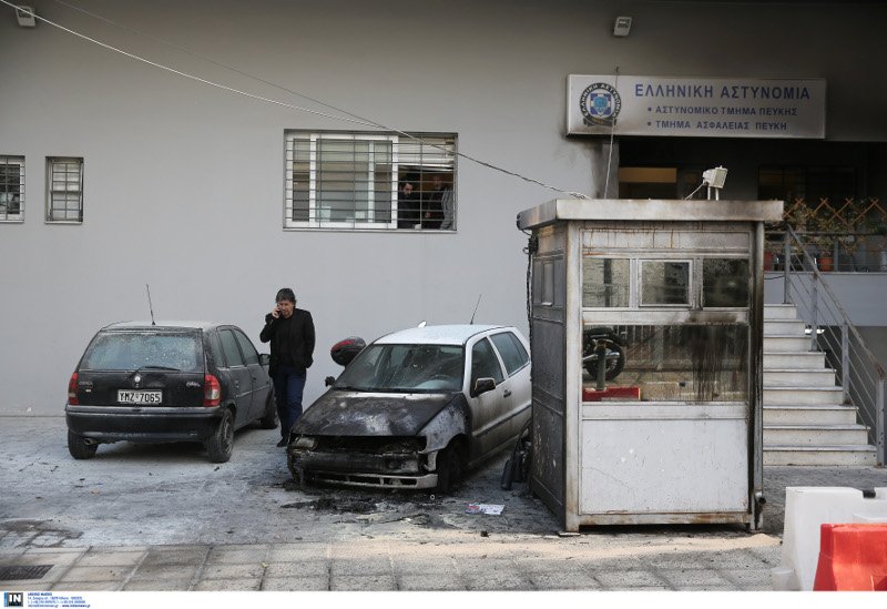 «Καταδρομική» επίθεση στο Α.Τ. Πεύκης -«Βροχή» μολότοφ, κάηκαν αυτοκίνητα | iefimerida.gr 0