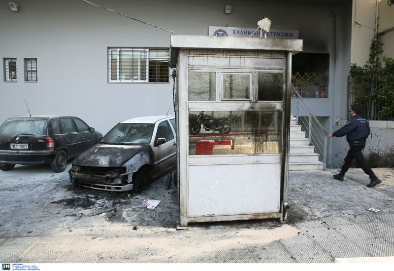 «Καταδρομική» επίθεση στο Α.Τ. Πεύκης -«Βροχή» μολότοφ, κάηκαν αυτοκίνητα | iefimerida.gr 3